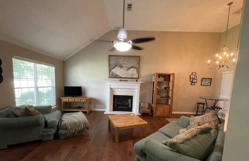 Macon House | 3BR/2BA Stinson-Villa