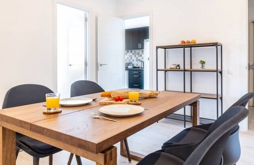 La Vila Olimpica del Poblenou Apartment | 3BR - 2BH SUNNY APARTMENT 10 min WALK from the BEACH