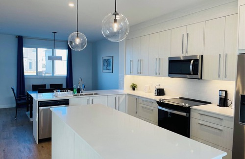 Chestermere House | 3BR,8ppl,KingBeds,GameTable,FREEparking,MountainView