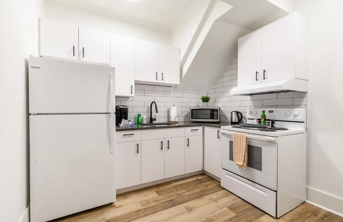 Hamilton Apartment | 3BR Apt with Netflix - Near King street