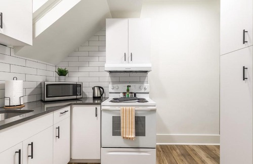 Hamilton Apartment | 3BR Apt with Netflix - Near King street