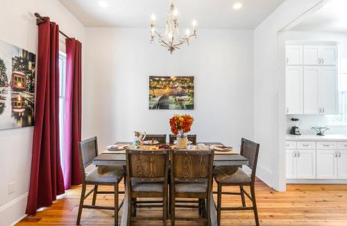 Faubourg Lafayette Apartment | 3BR Cottage on Carondelet by Hosteeva