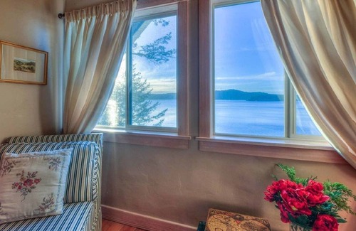 Eastsound House | 3BR Cottage with Gorgeous Sunsets, Private Beach and EV Charger