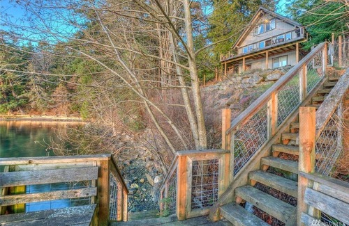 Eastsound House | 3BR Cottage with Gorgeous Sunsets, Private Beach and EV Charger