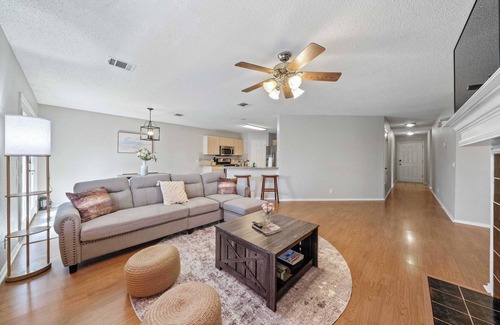 Cat Hollow House | 3BR Cove Retreat｜30 Nights Min｜Close to Parks｜Garage Access｜Pet Friendly #42135