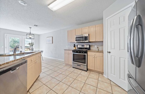 Cat Hollow House | 3BR Cove Retreat｜30 Nights Min｜Close to Parks｜Garage Access｜Pet Friendly #42135