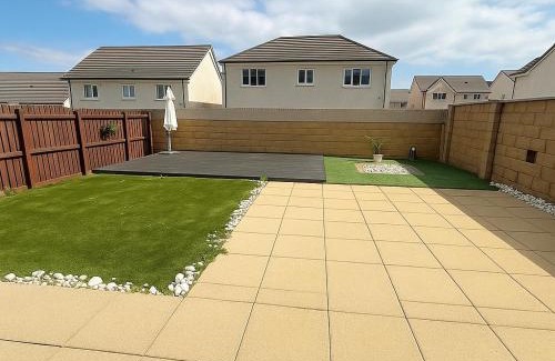 Glasgow Apartment | 3BR Detached Home, Driveway & Large Rear Garden