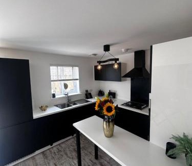 Glasgow Apartment | 3BR Detached Home, Driveway & Large Rear Garden