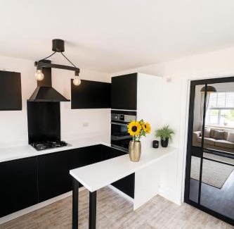 Glasgow Apartment | 3BR Detached Home, Driveway & Large Rear Garden
