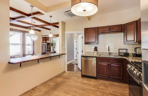 Edgewater Apartment | 3BR Edgewater Home w/Backyard + Easy Parking Near Loyola