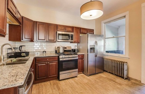 Edgewater Apartment | 3BR Edgewater Home w/Backyard + Easy Parking Near Loyola