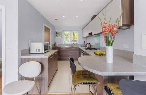 Greenhithe House | 3BR Family Escape | Garden & Parking by Bluewater