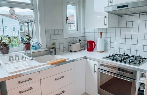 Tooting House | 3BR Flat Fully Equipped, Garden Office & Close to Wimbledon