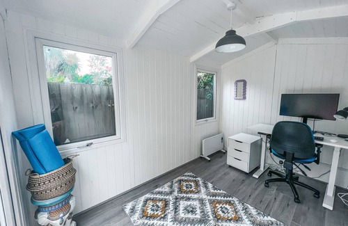 Tooting House | 3BR Flat Fully Equipped, Garden Office & Close to Wimbledon