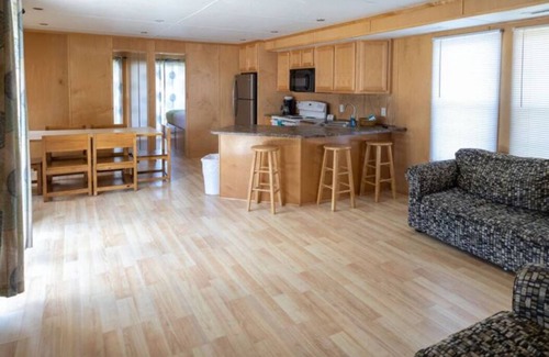 Cadiz Boat Rental | 3BR Floating Cabin 2: Dog Friendly!