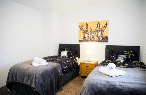 Bramcote House | 3BR,FREE off street parking,CCTV,Perfect for business Trip & Families holiday & working proffesional-long term,M1 J25-5Min drive,WI-Fi 500Mb,Netflix,Secure Huge Private garden,Fully equiped kitchen,Asda supermarket 5 min walk,Peaceful & Convenient,