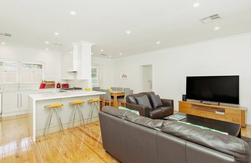 Kensington Gardens Apartment | 3BR Furnished Homette in Kensington Gardens
