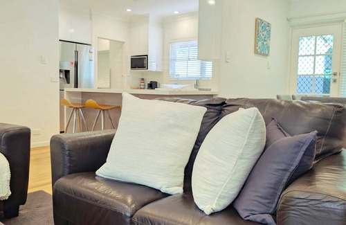 Kensington Gardens Apartment | 3BR Furnished Homette in Kensington Gardens