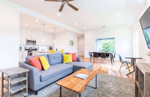 Lawndale/ Wayside House | 3BR Great Bungalow 1751! Medical Center, Stadiums!