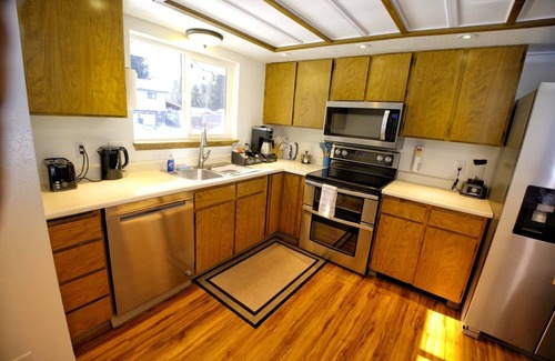 Back Loop House | 3BR Home in Valley - King Beds & bunk beds