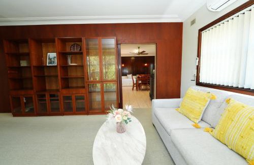 Roselands House | 3BR Home with Pool Near Shops, M5 & Train Stations