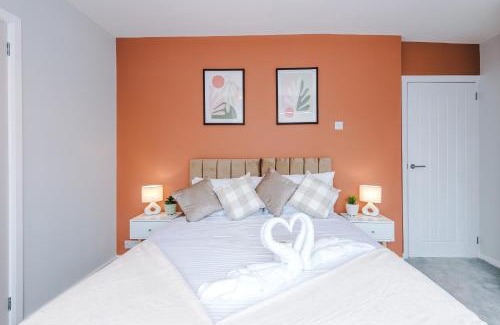 Broadheath House | 3BR House By Eason Stays Short Term Rental Wythenshawe Near Manchester Airport with Free Parking
