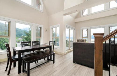 Harrison Hot Springs Apartment | 3BR Lake Home Amazing View