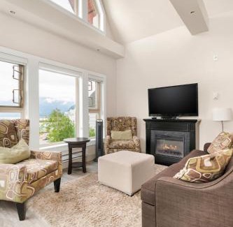 Harrison Hot Springs Apartment | 3BR Lake Home Amazing View
