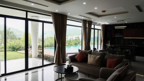 Luong Son Villa | 3BR Lake View Ivory Hoa Binh Villa