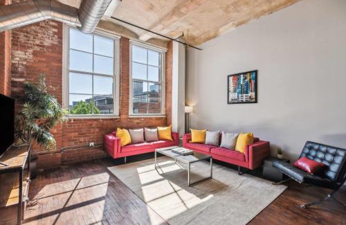 Crossroads Arts District Apartment | 3BR Luxury Loft Oasis with Gym