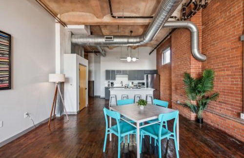 Crossroads Arts District Apartment | 3BR Luxury Loft Oasis with Gym