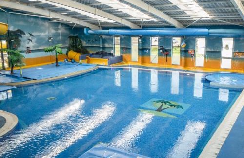 Earls Barton House | 3BR Luxury Stay Near Billing Aquadrome - Elegant 3-Bedrooms One-and-Half Bathrooms Home - Sleeps 8 - Free Parking and Complimentary Access to Billing Aquadrome Holiday Village