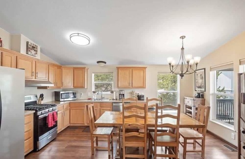 Leadville House | 3BR Mountain View - Covered Patio - Pet Friendly