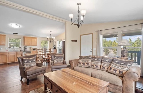 Leadville House | 3BR Mountain View - Covered Patio - Pet Friendly