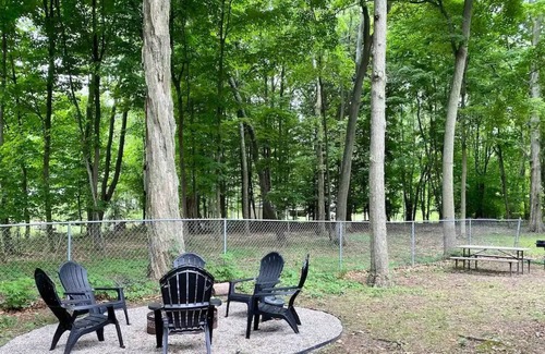 Waukazoo Woods Cottage | 3BR Near Holland State Park Beach/Lake Michigan/Lake Macatawa