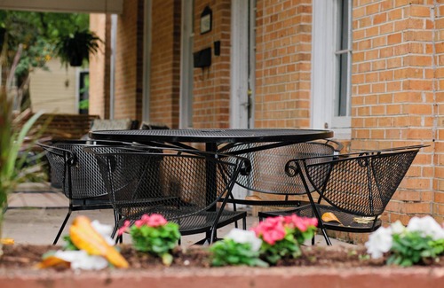 Montgomery House | 3BR Poolside Retreat | Pet Friendly