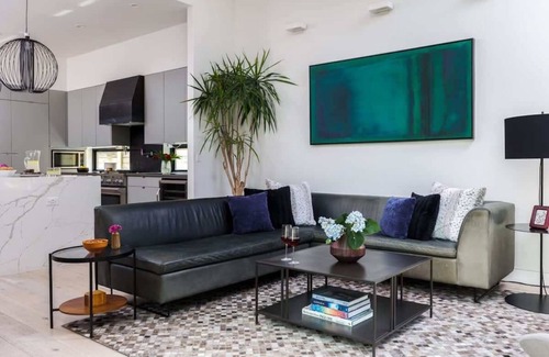 East Cesar Chavez House | 3br, Private Pool, Luxury - Hidden Oasis - Portoro