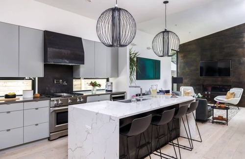 East Cesar Chavez House | 3br, Private Pool, Luxury - Hidden Oasis - Portoro
