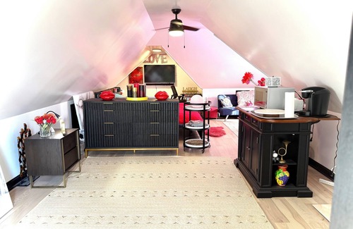 Yorkville House | 3BR Retreat in a House 2Floor