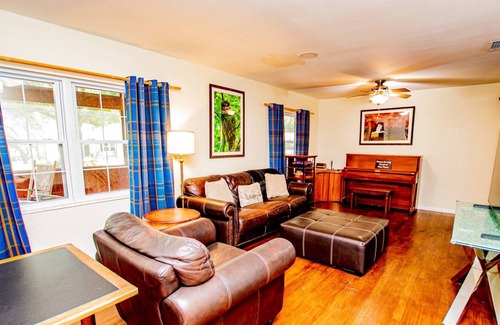 Dade City House | 3BR Retreat w/ Screened Porch, Near Saint Leo Uni, Pet-Friendly, Lake Jovita Golf Club Access