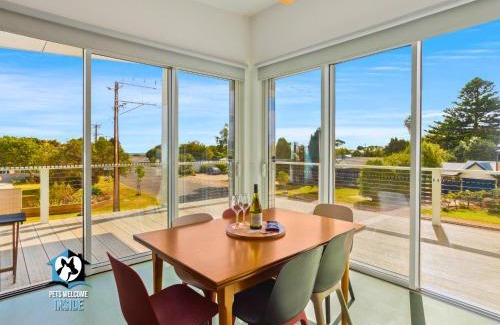Aldinga Beach House | 3BR Retro Charm Beach House Getaway