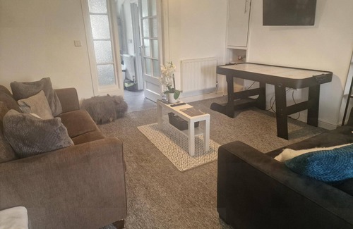 Kidwelly House | 3br-sleeps6-petsok-off Road Parking-garden