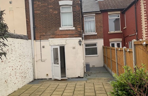Colchester House | 3br-sleeps7-garden-parking