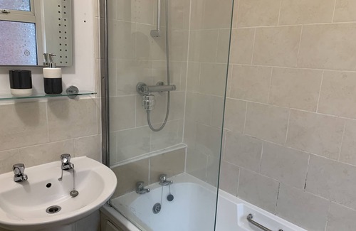 Colchester House | 3br-sleeps7-garden-parking