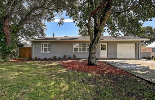 South Pinellas Community Council House | 3BR St. Pete Home, Heated Pool, 5 Min To Beaches