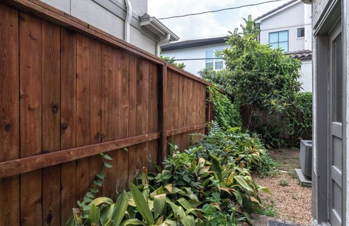 Greenway Plaza-Upper Kirby Apartment | 3BR The Queen Sacrifice Galleria, Medical Center!