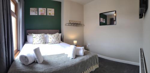 Port Talbot Apartment | 3DB, 4 Rooms, Sleeps 8, Swansea, Smart Tv's In Every Room