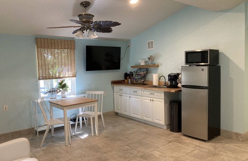 Ozona Apartment | 3Gulls Inn Ozona1-Boutique Hotel-Swimspa-King Studio-Spa-Like Bath-Pets Free