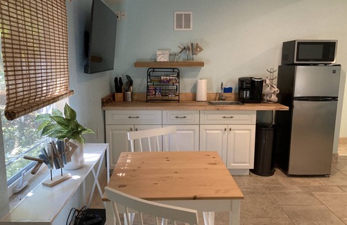 Ozona Apartment | 3Gulls Inn Ozona1-Boutique Hotel-Swimspa-King Studio-Spa-Like Bath-Pets Free