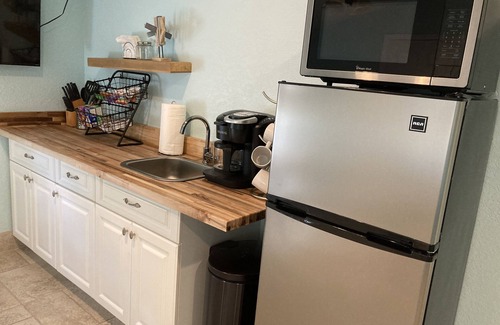 Ozona Apartment | 3Gulls Inn Ozona1-Boutique Hotel-Swimspa-King Studio-Spa-Like Bath-Pets Free